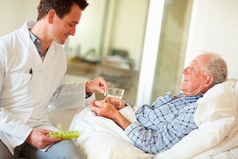 Der Arzt gibt eine Pille gegen Prostatitis.