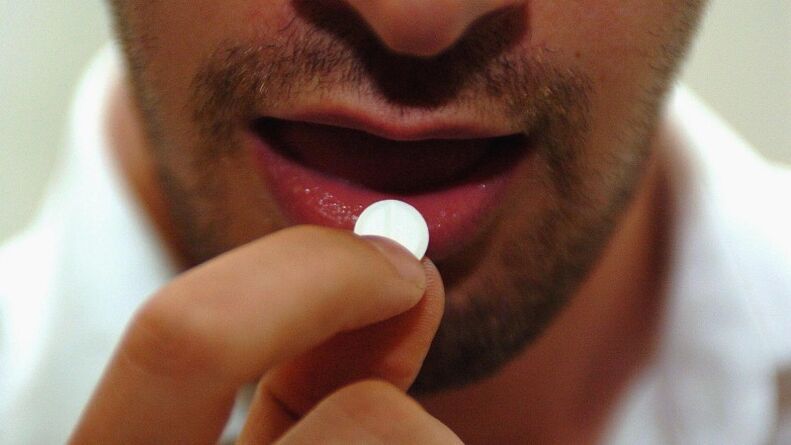 Die Einnahme von Medikamenten auf Basis natürlicher Rohstoffe beugt der Entstehung einer Prostatitis vor.