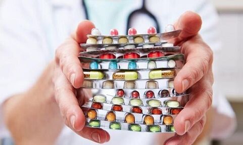 Traditionelle Methoden zur Behandlung von Prostatitis werden durch die Einnahme von Medikamenten ergänzt.